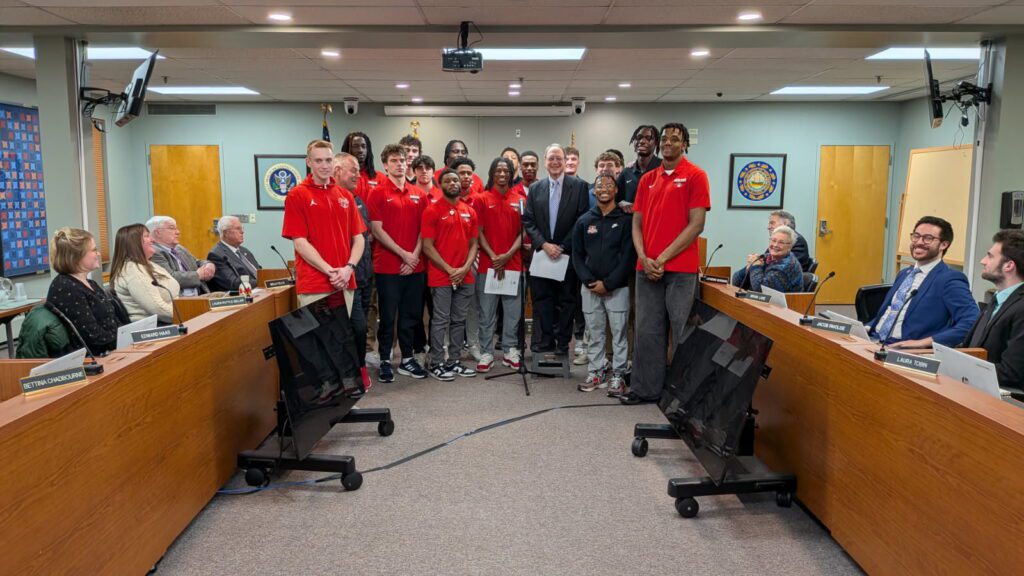 KSC Men's Basketball Team and Mayor Kahn 
