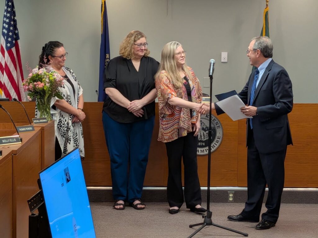 Mayor Kahn presenting the proclamation to Terri Hood, Kathleen Richards, and Heather Fitz-Simon. 